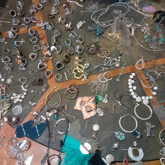 I have Jewelry- Betsy Johnson necklace - house decor- coach 👛 and a poppet purs - Picture 16 of 16